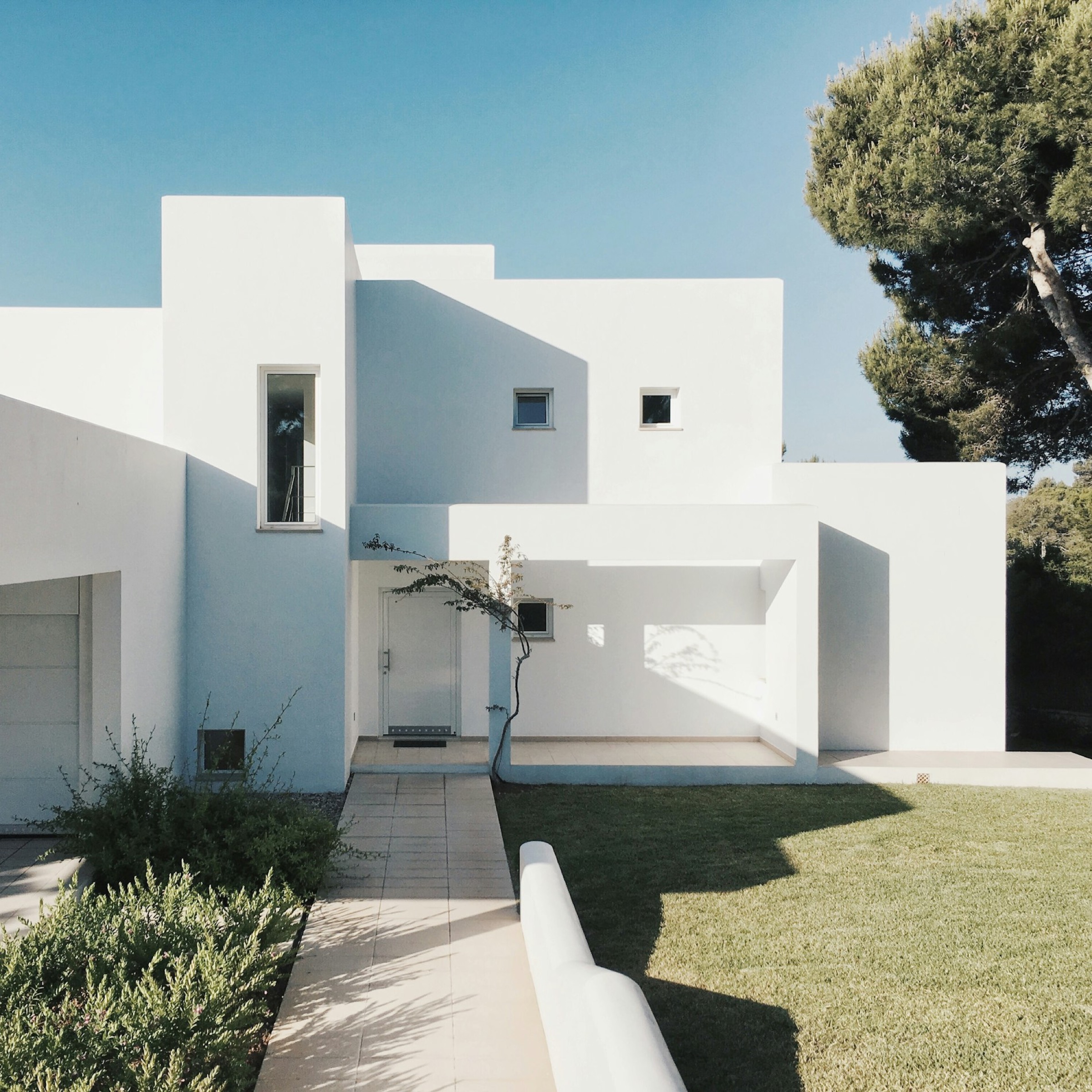 Casa de líneas puras entre pinos mediterráneos, obra de Estudio Marés